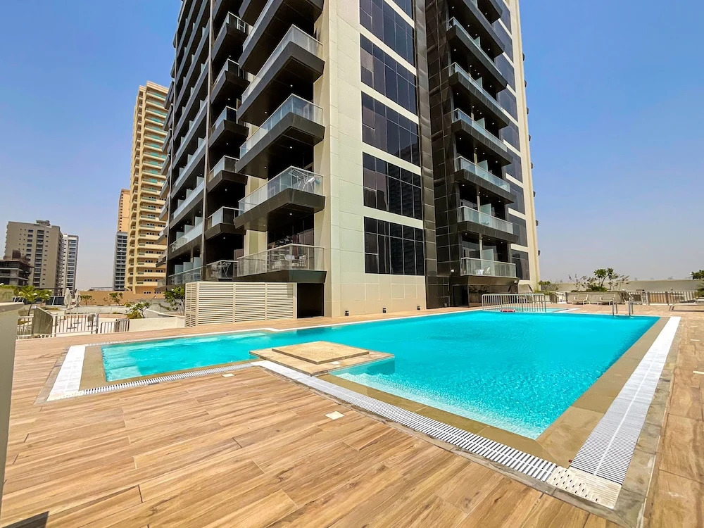 Дубай: WelHome - Evergreen Apartment Amidst Vibrant JVC With Pool