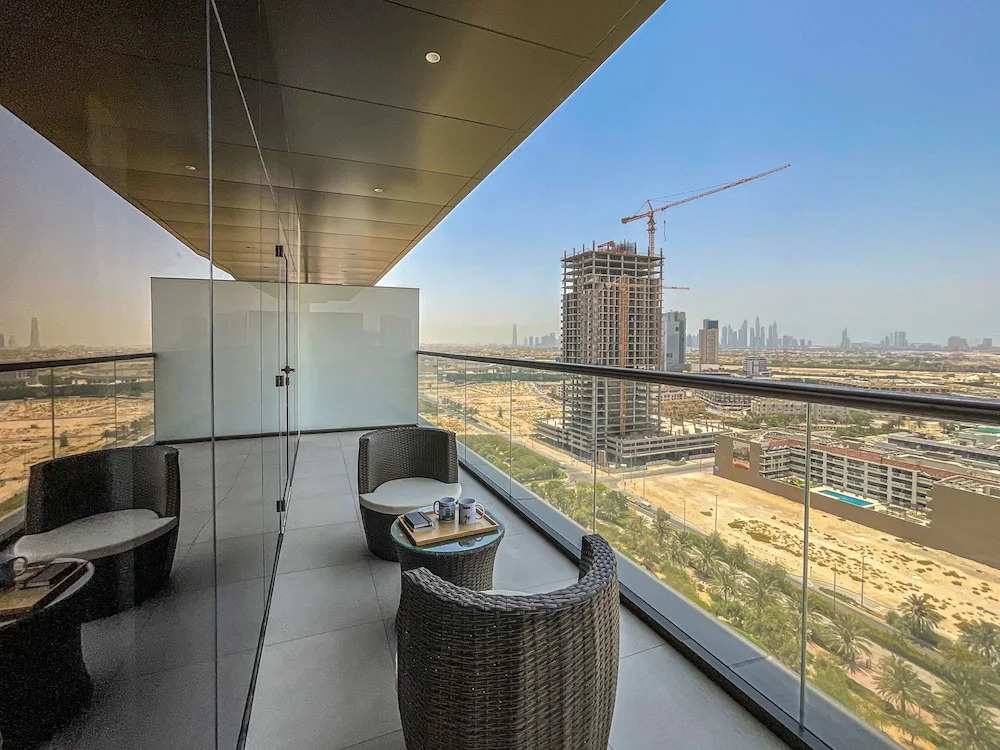Дубай: WelHome - Evergreen Apartment Amidst Vibrant JVC With Pool