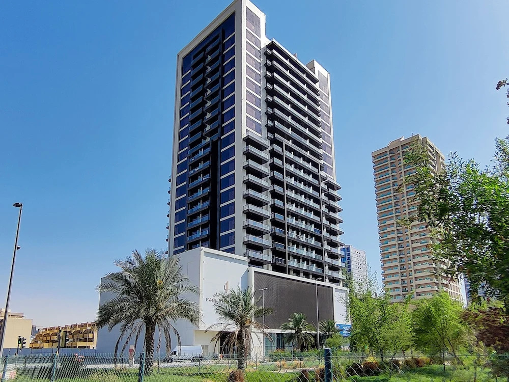 Дубай: WelHome - Evergreen Apartment Amidst Vibrant JVC With Pool