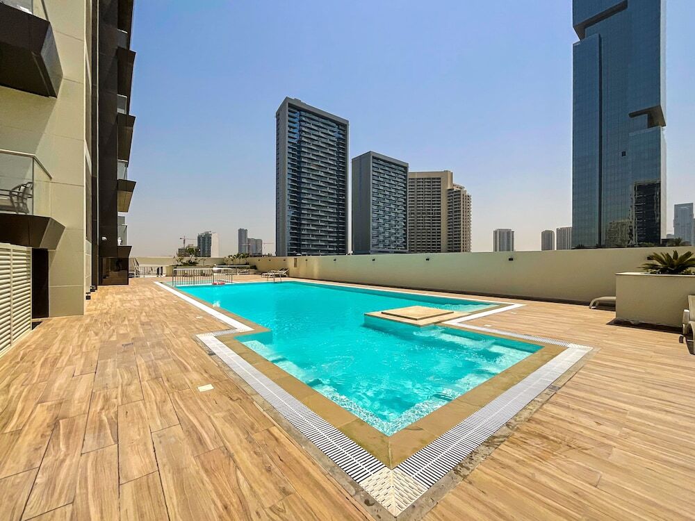 Дубай: WelHome - Evergreen Apartment Amidst Vibrant JVC With Pool
