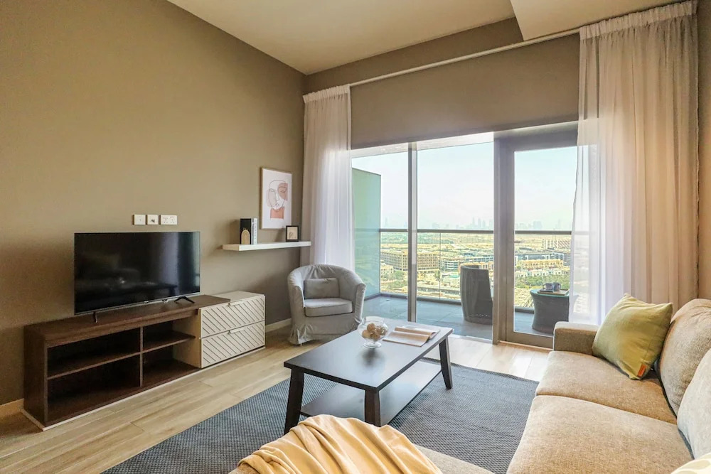 Дубай: WelHome - Evergreen Apartment Amidst Vibrant JVC With Pool