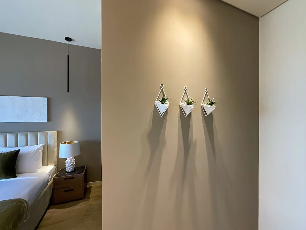 Дубай: WelHome - Evergreen Apartment Amidst Vibrant JVC With Pool