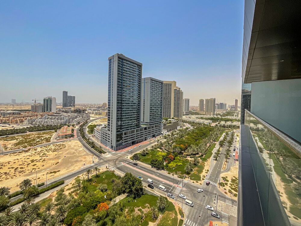 Дубай: WelHome - Evergreen Apartment Amidst Vibrant JVC With Pool