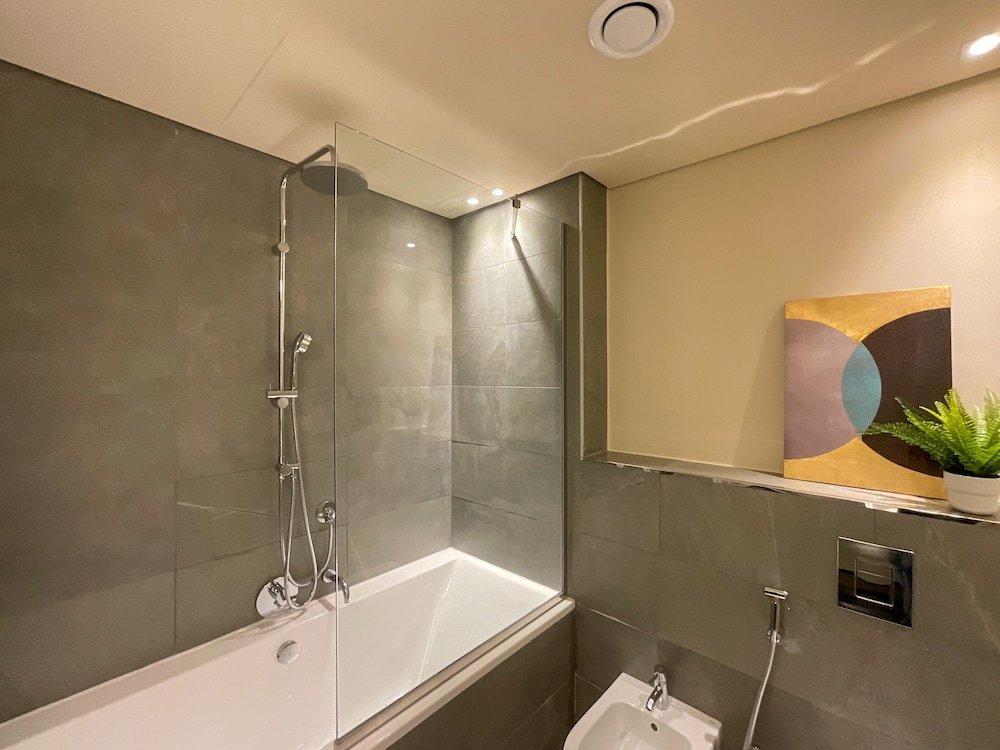 Дубай: WelHome - Evergreen Apartment Amidst Vibrant JVC With Pool