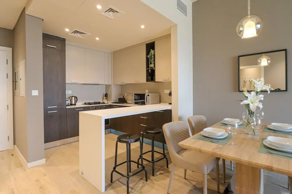 Дубай: WelHome - Evergreen Apartment Amidst Vibrant JVC With Pool
