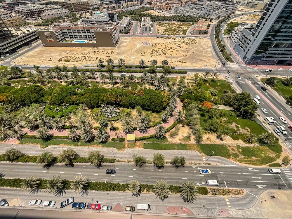 Дубай: WelHome - Evergreen Apartment Amidst Vibrant JVC With Pool