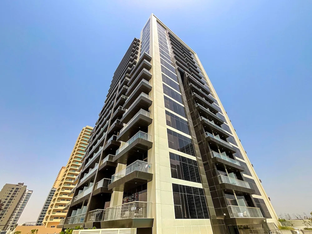 Дубай: WelHome - Evergreen Apartment Amidst Vibrant JVC With Pool