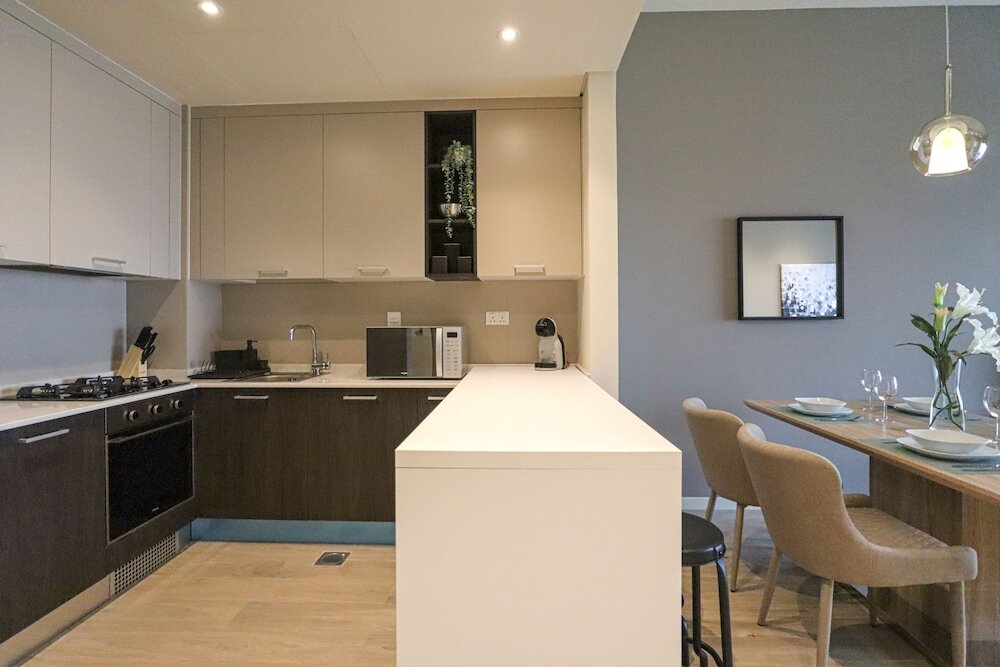Дубай: WelHome - Evergreen Apartment Amidst Vibrant JVC With Pool