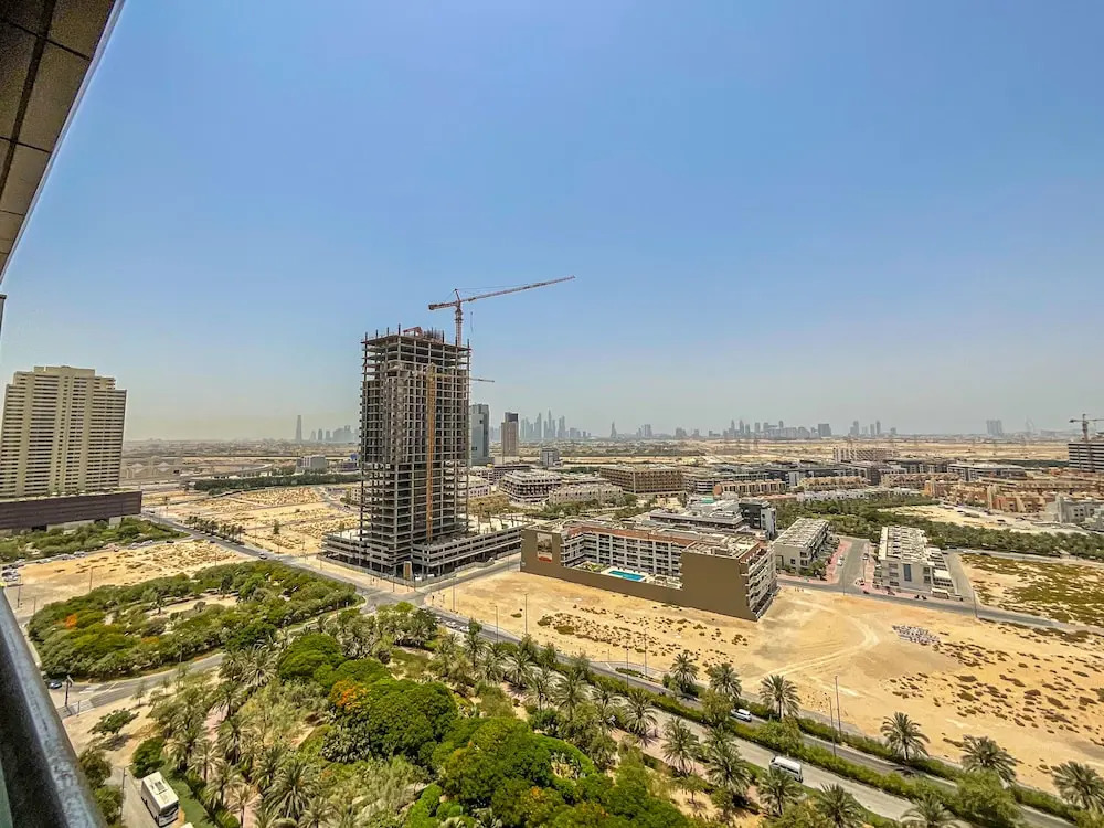 Дубай: WelHome - Evergreen Apartment Amidst Vibrant JVC With Pool