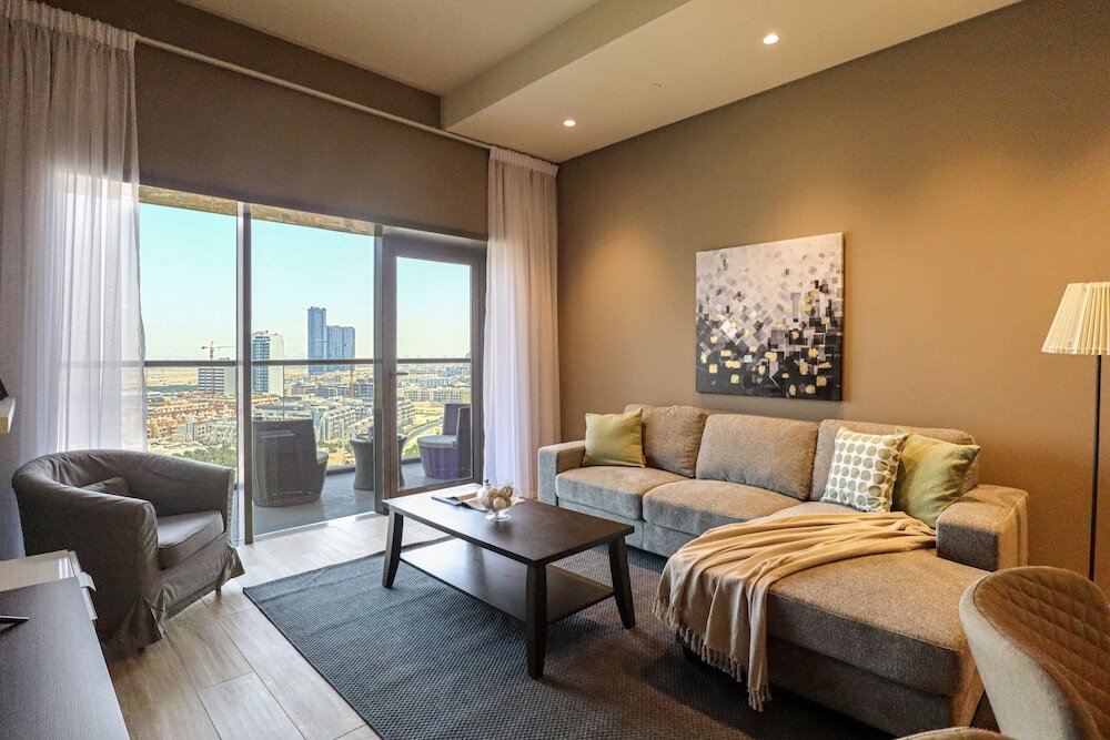 Дубай: WelHome - Evergreen Apartment Amidst Vibrant JVC With Pool