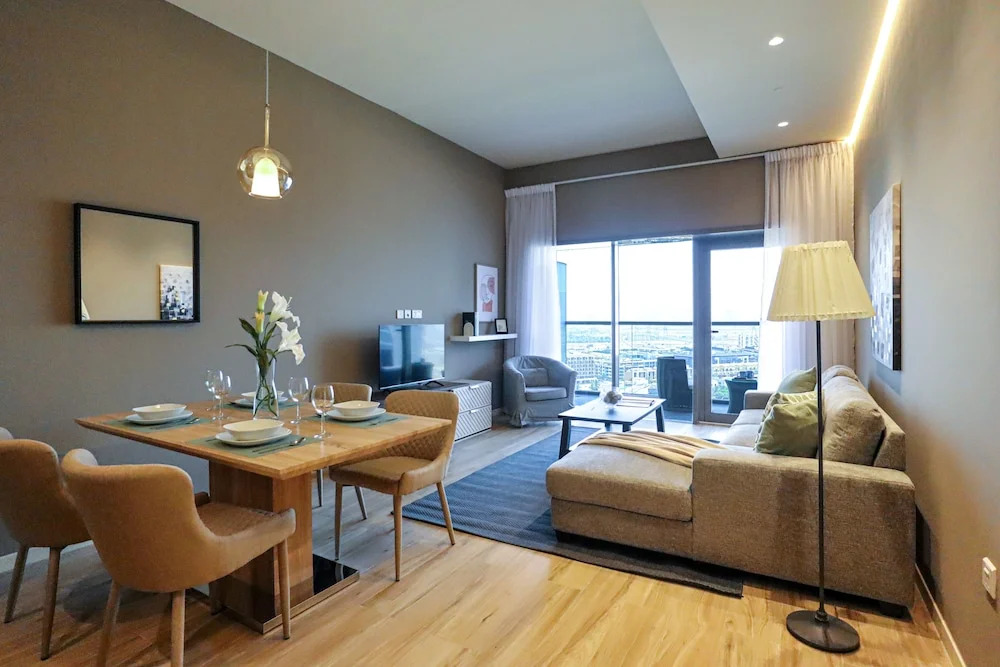 Дубай: WelHome - Evergreen Apartment Amidst Vibrant JVC With Pool