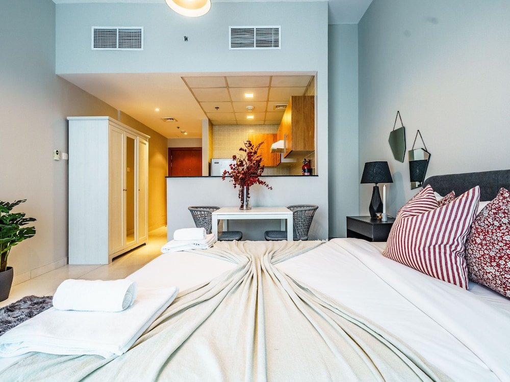 Дубай: Sweeping Marina View Studio Near the Metro Station