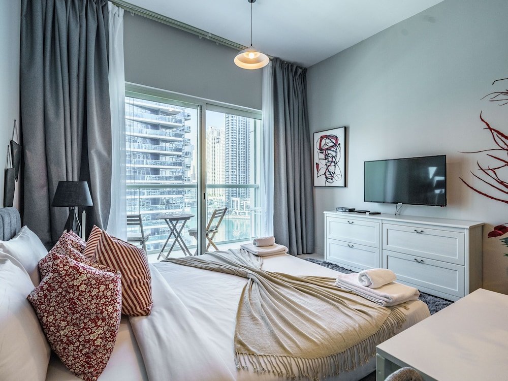 Дубай: Sweeping Marina View Studio Near the Metro Station