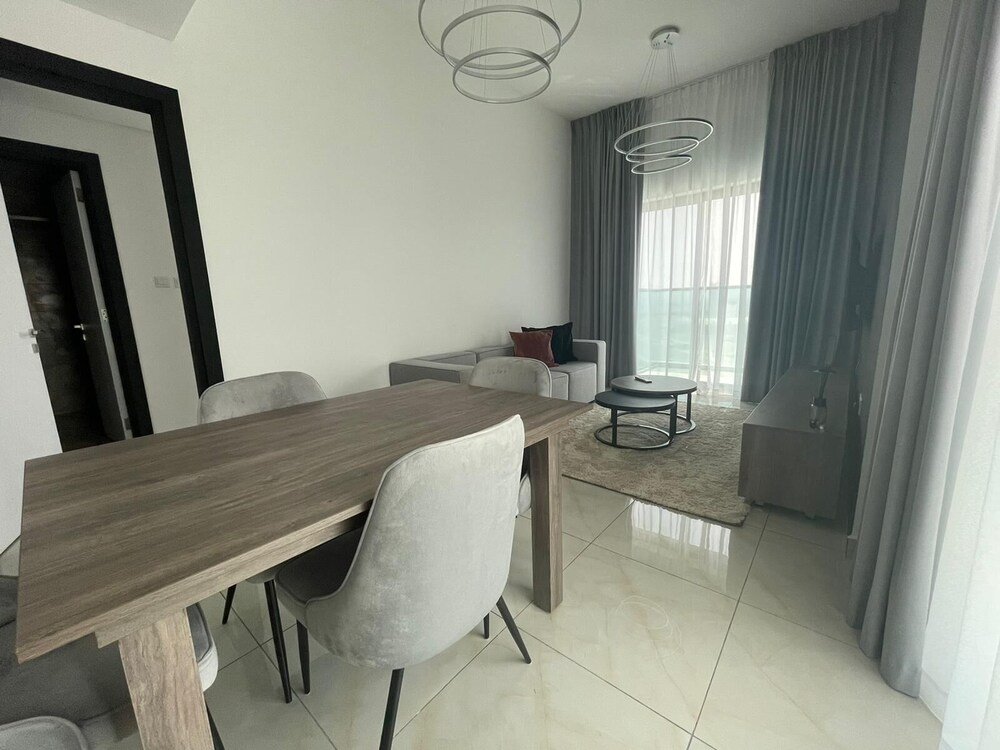 Дубай: Guests and Cohost - Relax at this Chic Apartment In The Heart of JVC