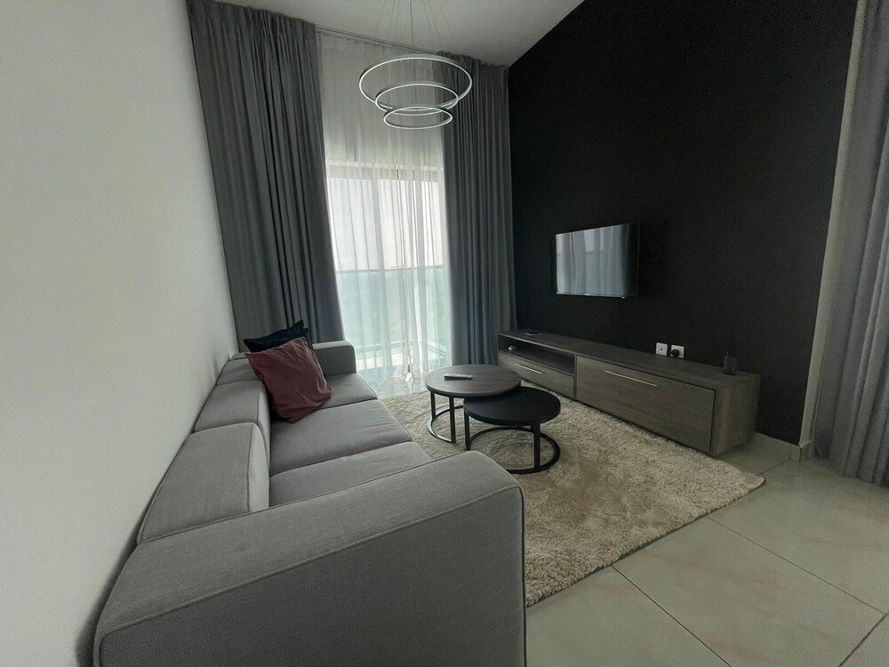 Дубай: Guests and Cohost - Relax at this Chic Apartment In The Heart of JVC