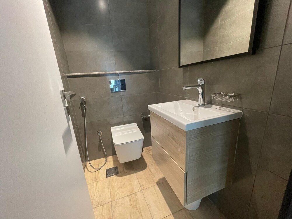 Дубай: Guests and Cohost - Relax at this Chic Apartment In The Heart of JVC