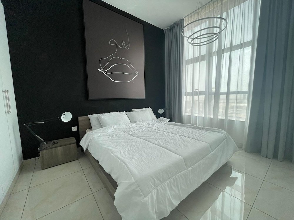 Дубай: Guests and Cohost - Relax at this Chic Apartment In The Heart of JVC