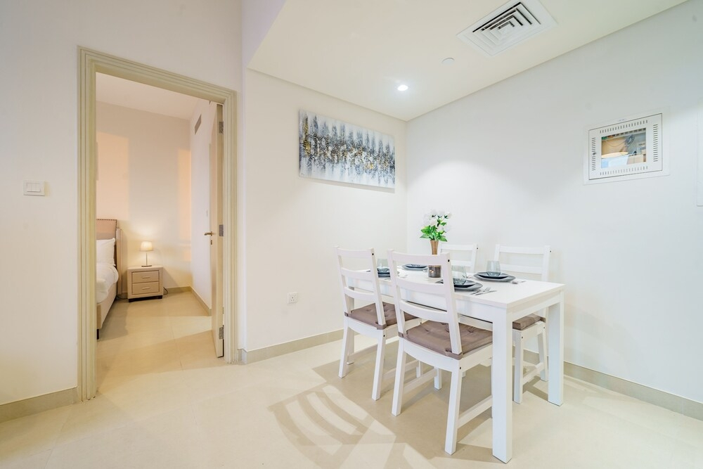 Дубай: Guests and Cohost - Contemporary Apartment With Wide City Views