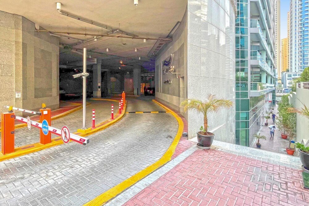 Дубай: The Waves Exude Luxury 1 BR Waterfront