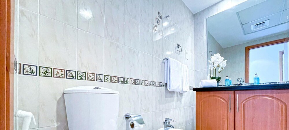 Дубай: The Waves Exude Luxury 1 BR Waterfront