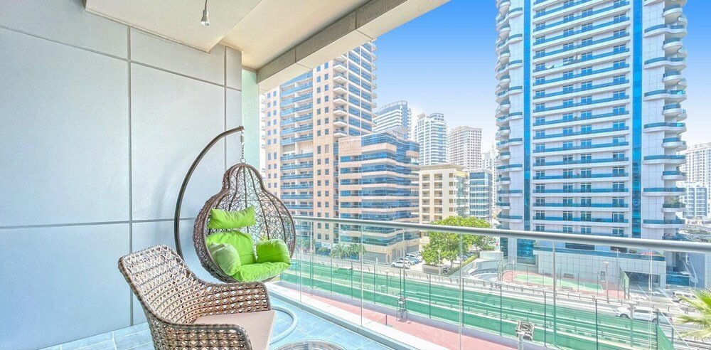 Дубай: The Waves Exude Luxury 1 BR Waterfront