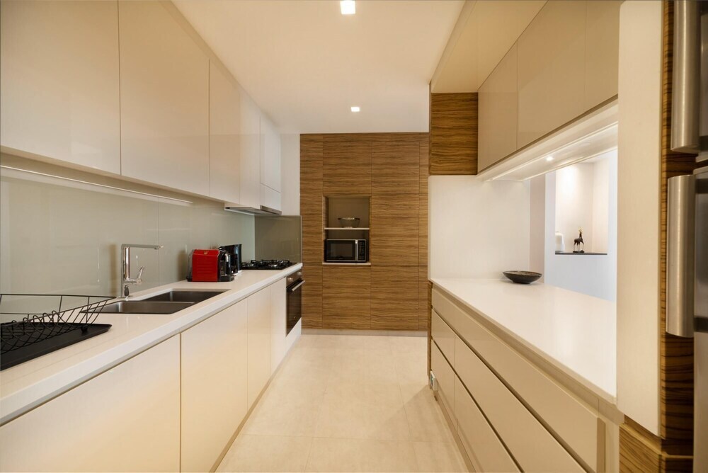 Дубай: Urban Resort w Golf Course Views Close to Beach