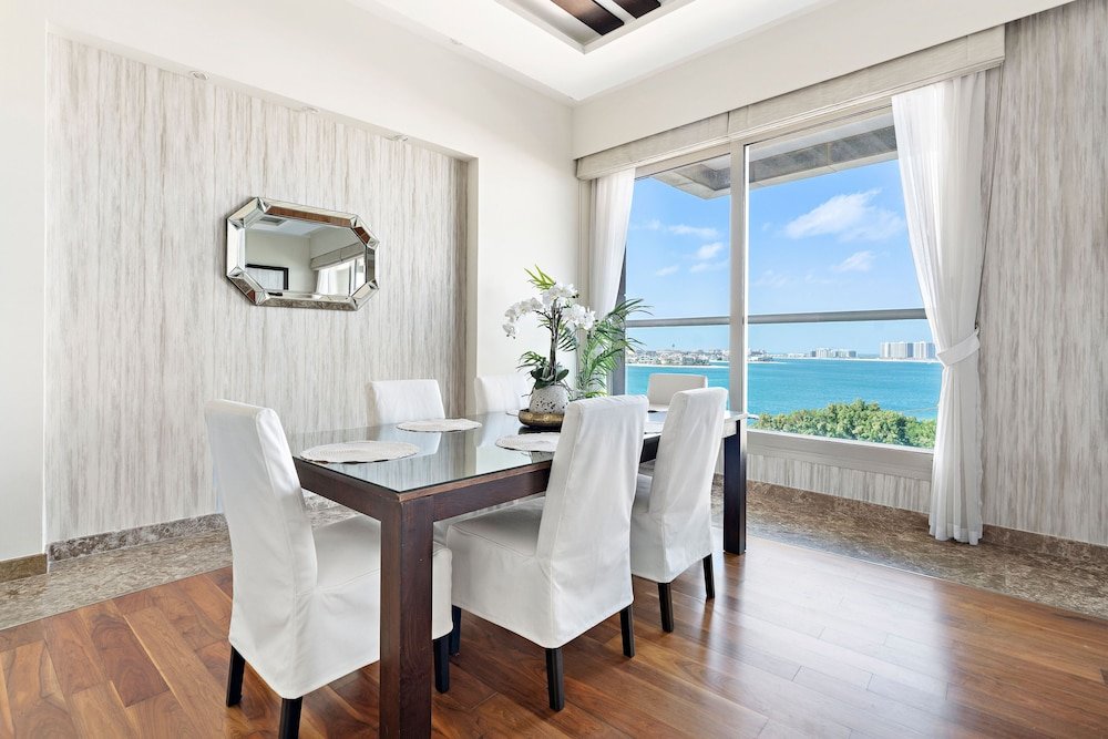 Дубай: WelHome - Deluxe Apartment With Panoramic Sea Views