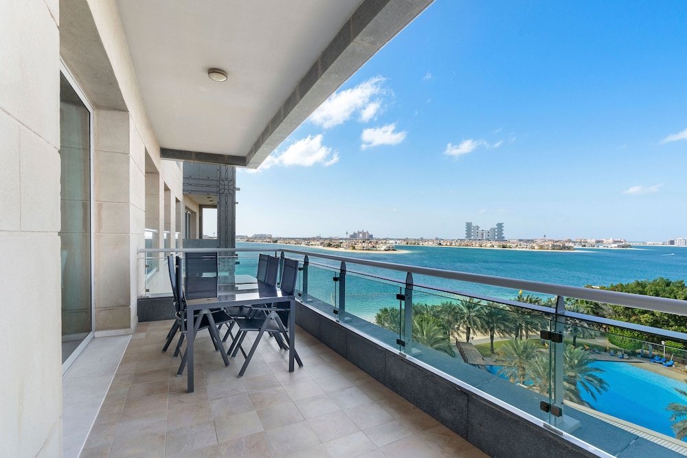 Дубай: WelHome - Deluxe Apartment With Panoramic Sea Views