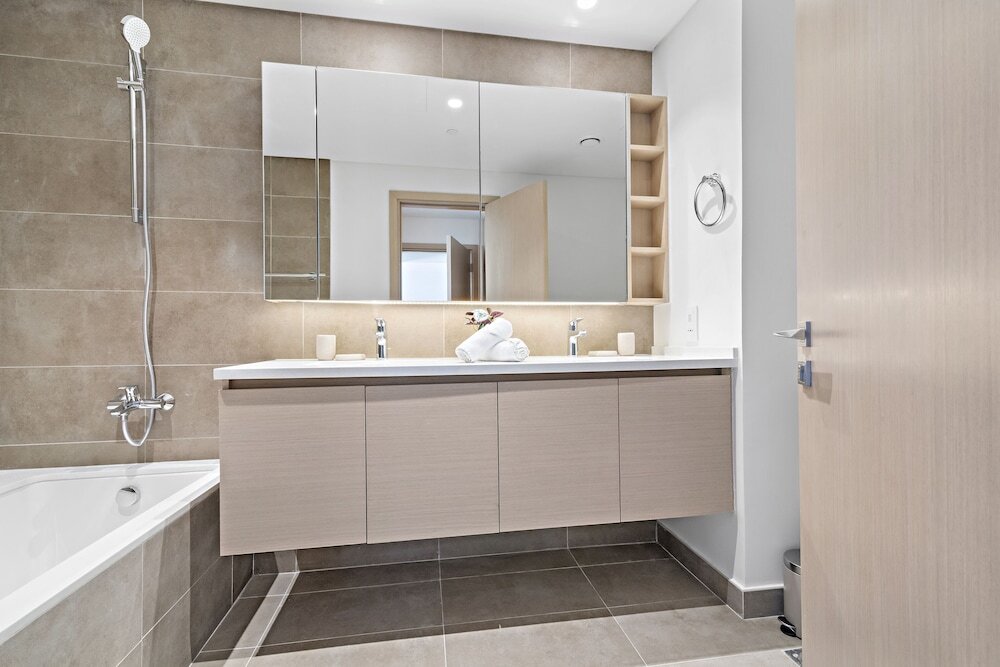 Дубай: WelHome - Stylish Condo With Cityscape View in Creek Harbour