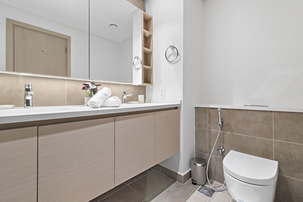 Дубай: WelHome - Stylish Condo With Cityscape View in Creek Harbour