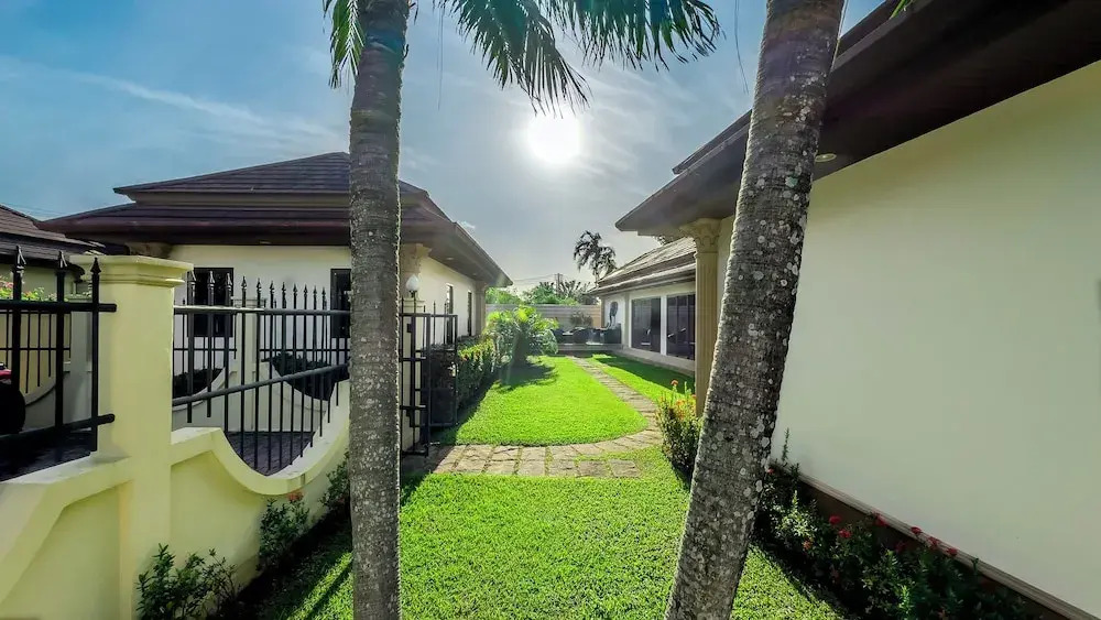 Муанг: Garden bungalows 4br with private pool