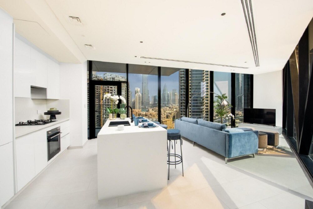 Дубай: Well Connected Luxury Apt w Waterway Vws