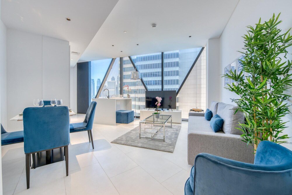 Дубай: Well Connected Luxury Apt w Waterway Vws