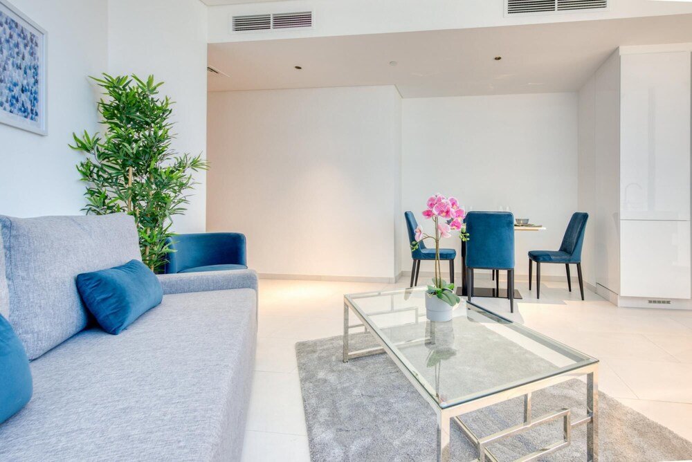 Дубай: Well Connected Luxury Apt w Waterway Vws