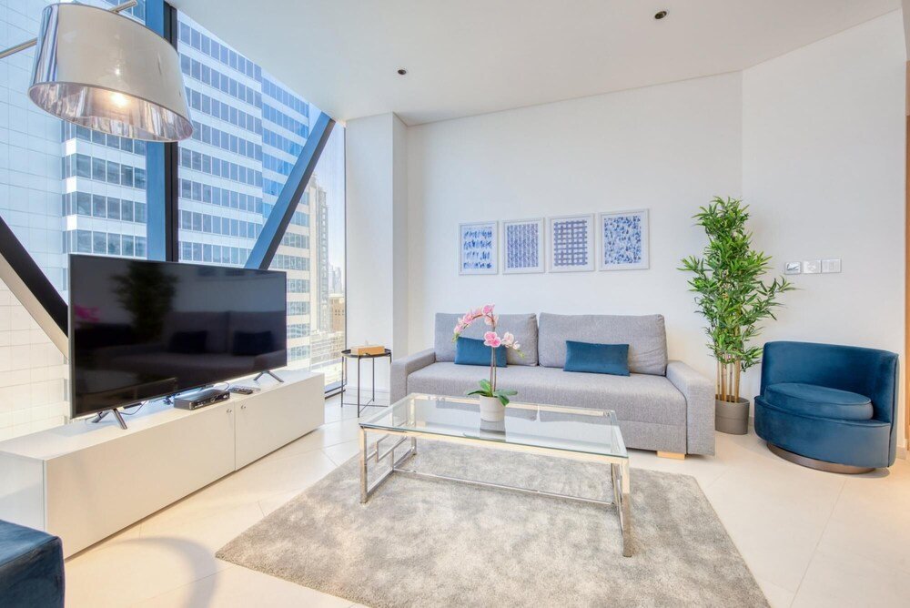 Дубай: Well Connected Luxury Apt w Waterway Vws