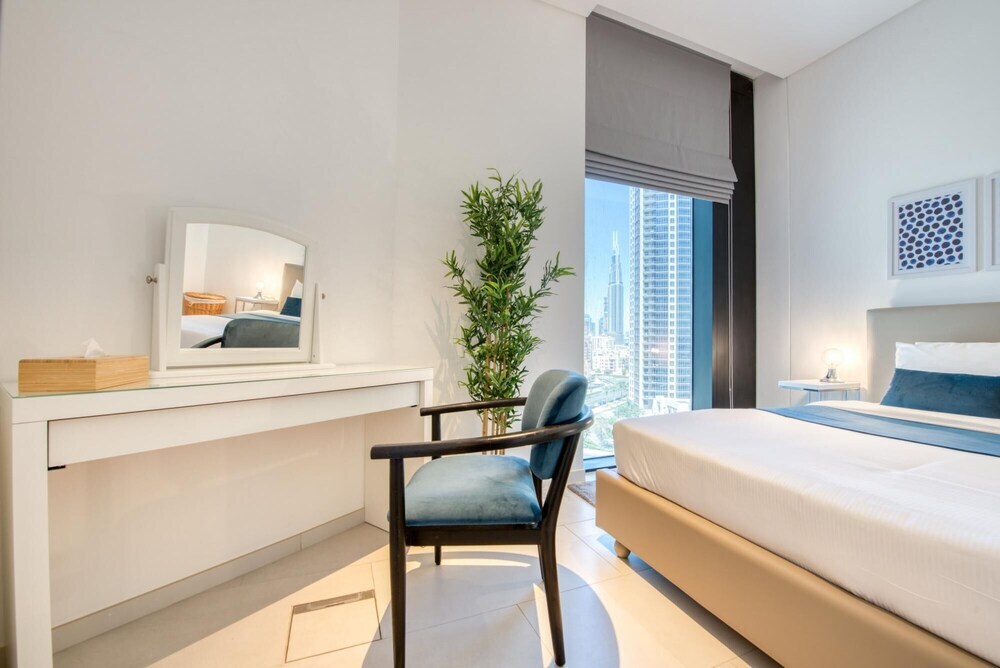Дубай: Well Connected Luxury Apt w Waterway Vws
