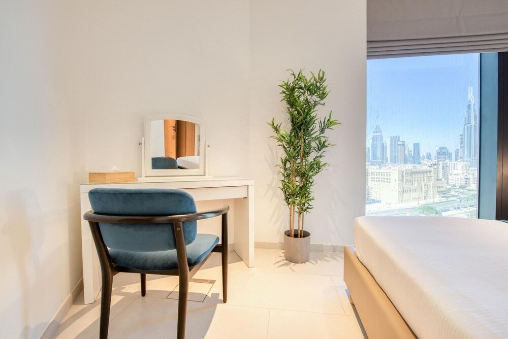 Дубай: Well Connected Luxury Apt w Waterway Vws