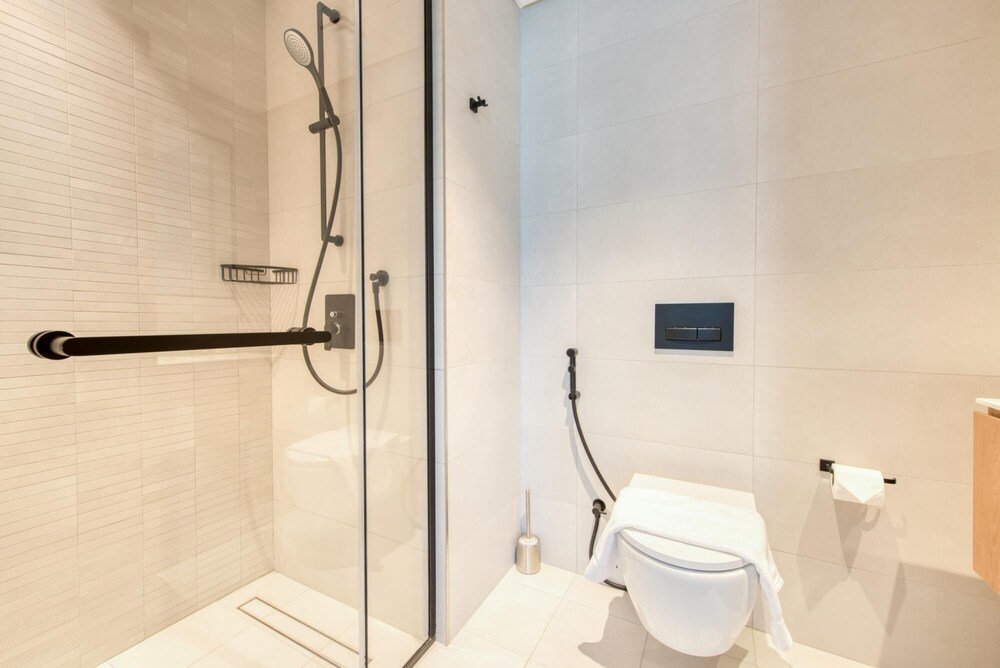 Дубай: Well Connected Luxury Apt w Waterway Vws