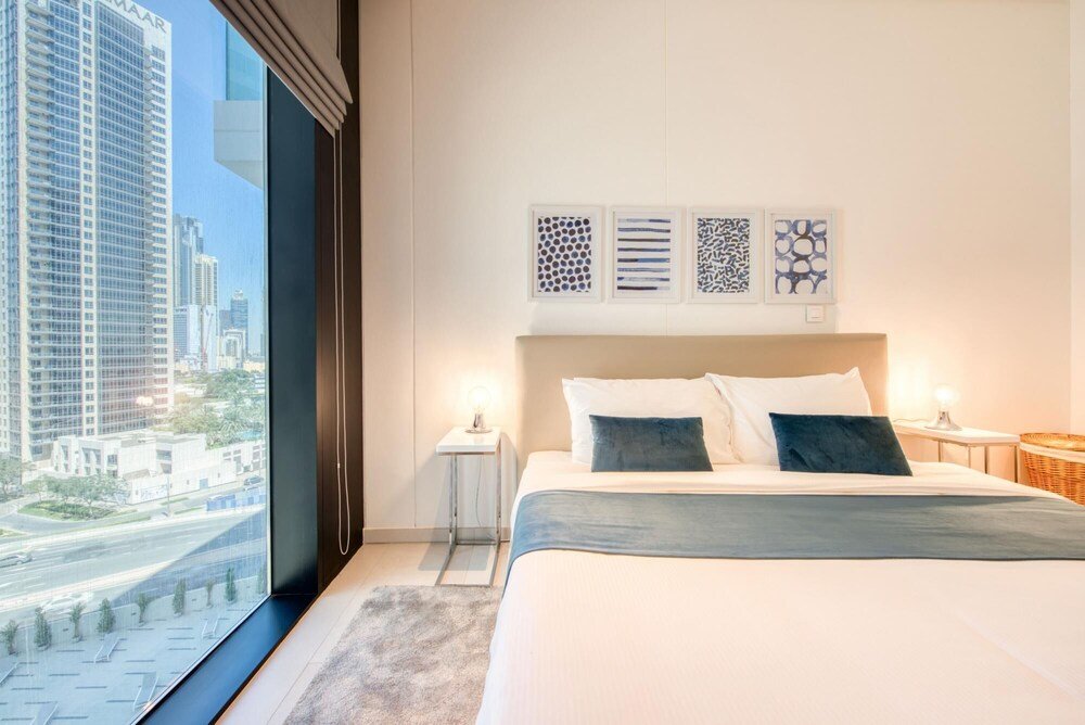 Дубай: Well Connected Luxury Apt w Waterway Vws