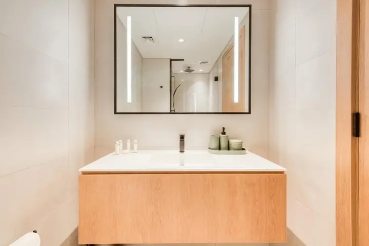 Дубай: Well Connected Luxury Apt w Waterway Vws