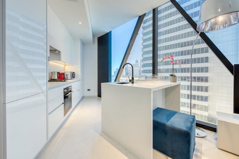 Дубай: Well Connected Luxury Apt w Waterway Vws
