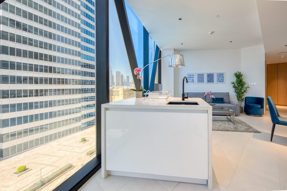 Дубай: Well Connected Luxury Apt w Waterway Vws