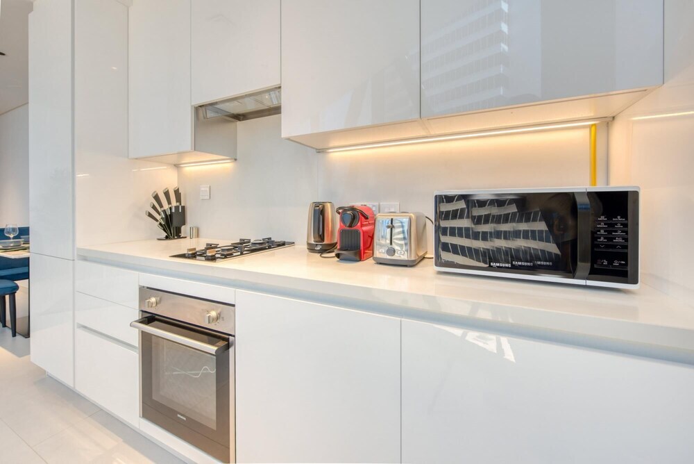 Дубай: Well Connected Luxury Apt w Waterway Vws