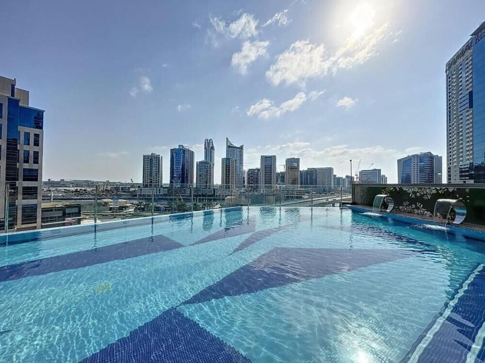 Дубай: Whitesage - Spacious Apartment With Balcony Near Metro Station