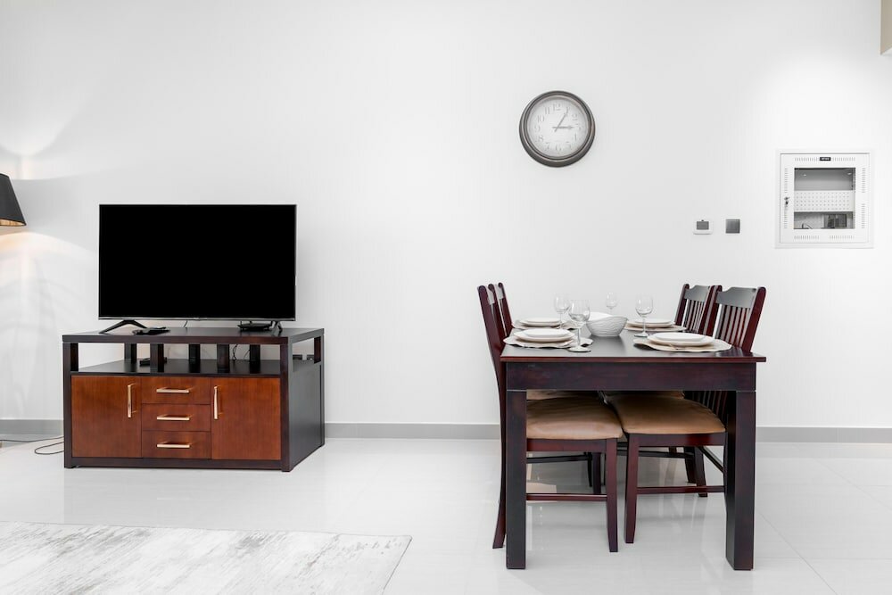 Дубай: Whitesage - Spacious Apartment With Balcony Near Metro Station