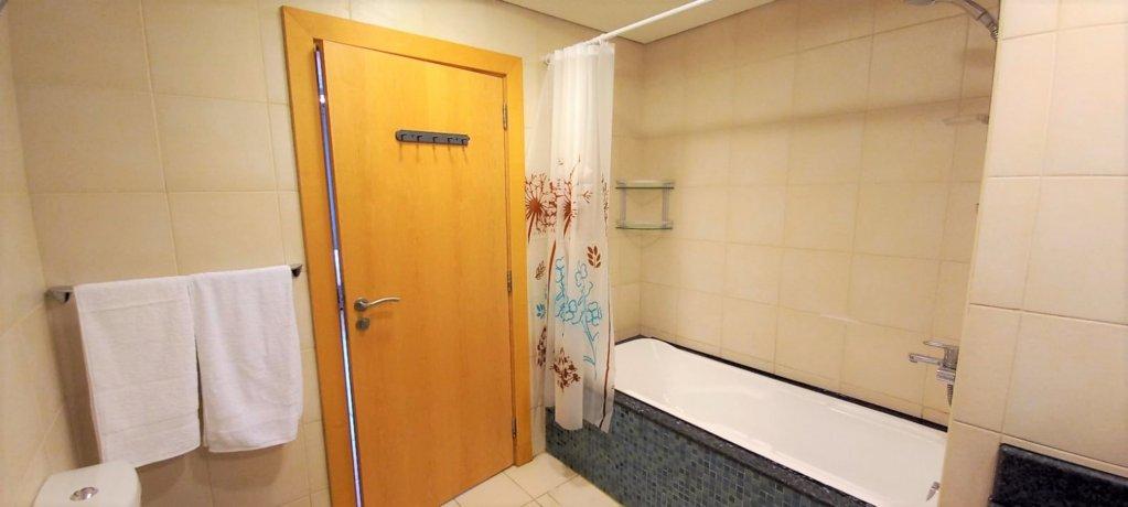 Дубай: Spacious & Chic 1 bedroom with balcony in Palm