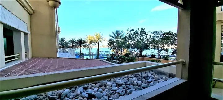 Дубай: Spacious & Chic 1 bedroom with balcony in Palm