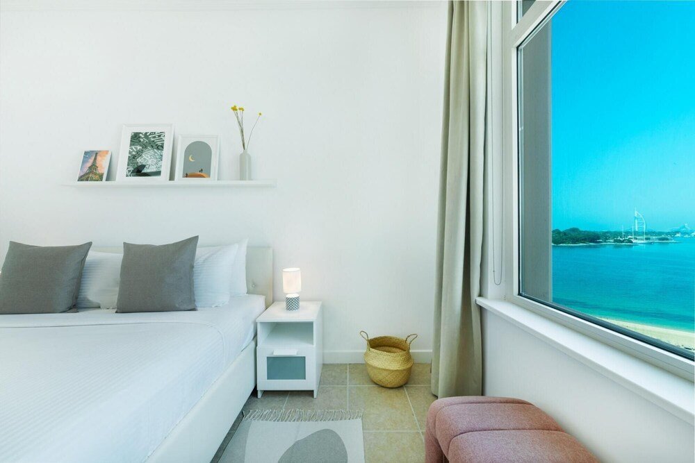 Maison Privee - Modern & Bright Apt with Sea Front Views of Burj AlArab — фото 3