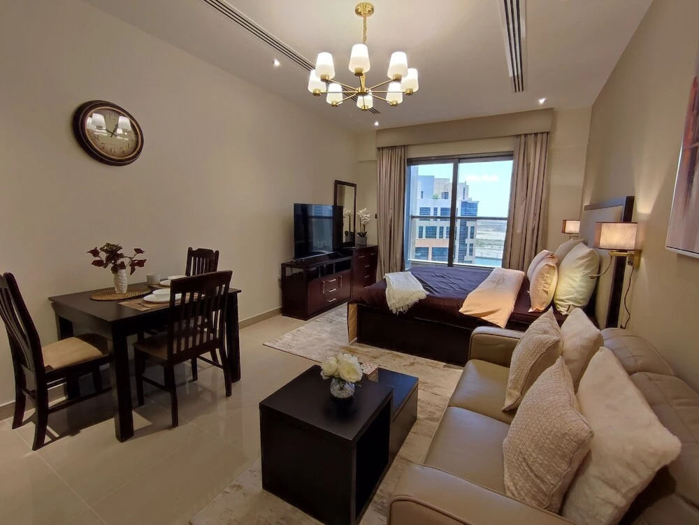 Дубай: Whitesage - Elegant Studio With Balcony Overlooking The Canal