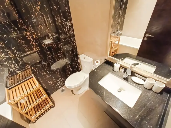 Дубай: Whitesage - Elegant Studio With Balcony Overlooking The Canal